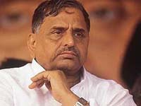 Mulayam threatens lady officer Mulayam threatens lady officer