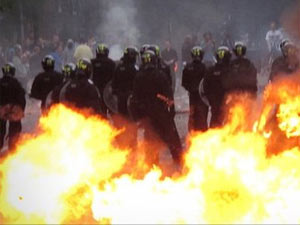 Facebook and Blackberry raise London riots Facebook and Blackberry raise London riots