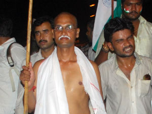 India turns Gandhian to support Anna Hazare India turns Gandhian to support Anna Hazare
