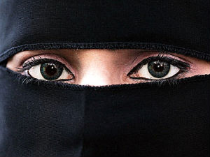 नया फतवा, ब्यूटी पार्लर न जाएं महिलाएं | Beauty Parlor | Sharia | Fatwa | ब्यूटी पार्लर | शरीयत | फतवा - Hindi Oneindia