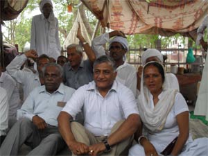 VK Singh protest in favour of farmers VK Singh protest in favour of farmers