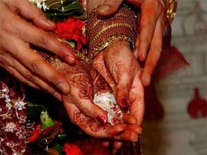 Uttar Pradesh: Bridegroom threatens Bride Uttar Pradesh: Bridegroom threatens Bride