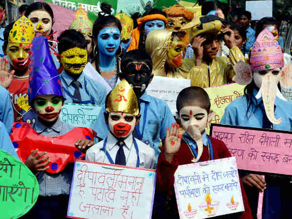 बच्चे कर रहे पटाखों का विरोध