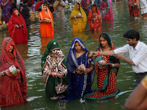 दिल्ली में यमुना नदी के तट पर पर्व