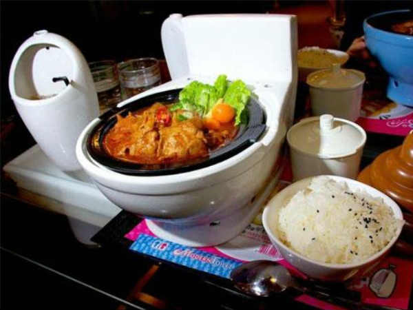 देखिये किस तरह कमोड नुमा बाउल में परोस्ते हैं डिश