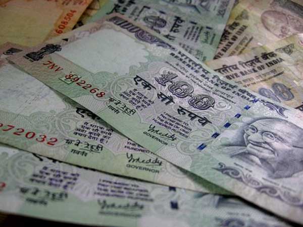 पैसा आता है लेकिन रुकता नहीं