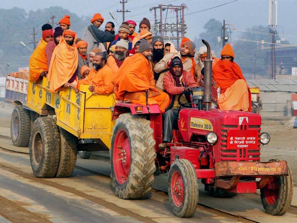 संगम के लिए जाते श्रद्धालु