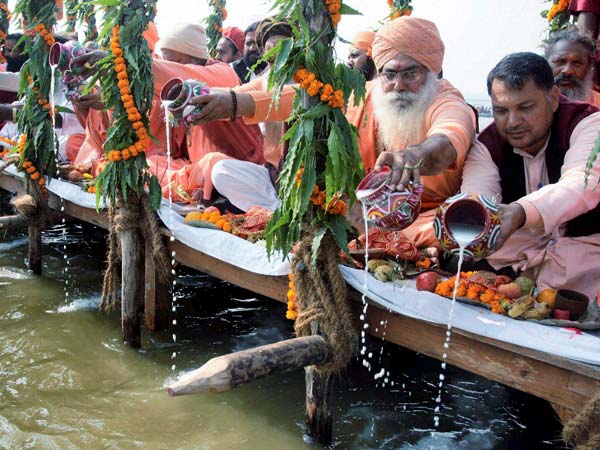 गंगा पूजा करते श्रद्धालु