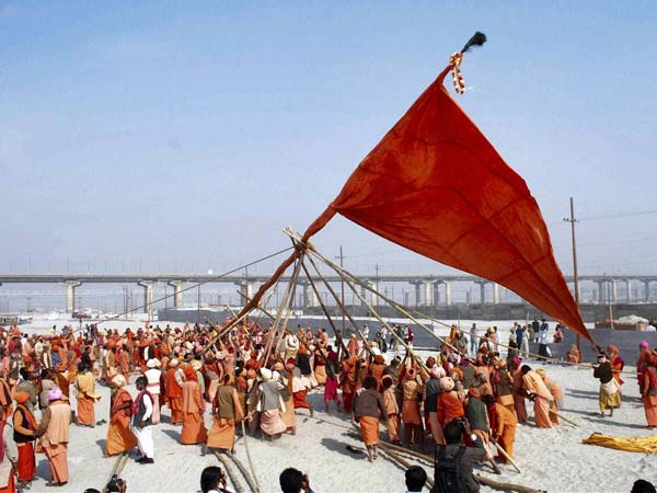 धर्मध्वजा कार्यक्रम में भाग लेते लोग