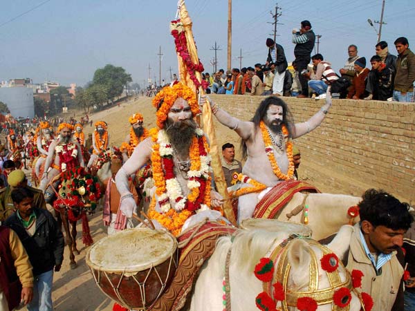 धार्मिक जुलूस निकालते नागा साधू