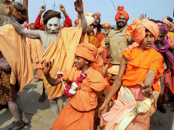 ध्वजारोहण कार्यक्रम के दौरान नृत्य करते साधु