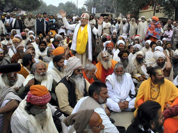 धरना प्रदर्शन करते साधु