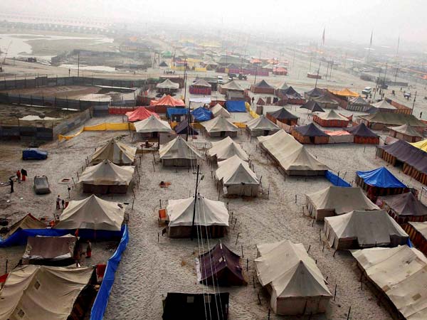 रहने के लिए निर्मित साधुओं के टेंट