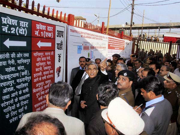 कुंभ के दौरान व्यवस्थाओं का निरीक्षण करते रेलमंत्री