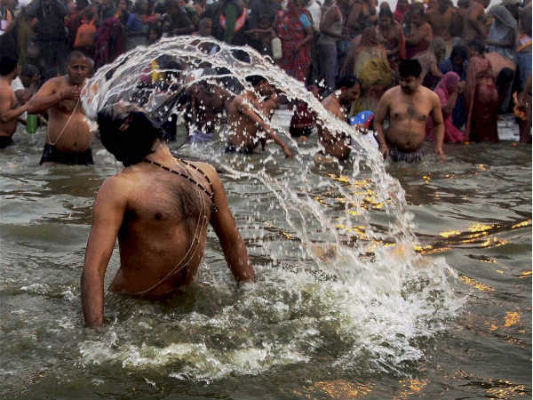 संगम में स्नान करता साधु