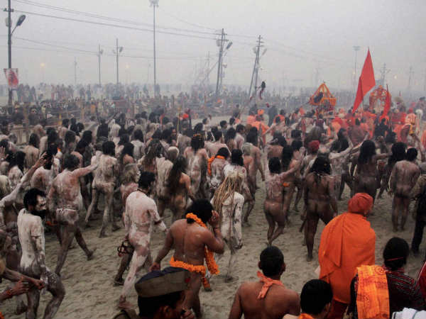 स्नान के लिए जाते साधु