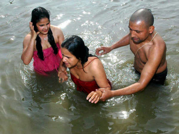 संगम में स्नान करते श्रद्धालु