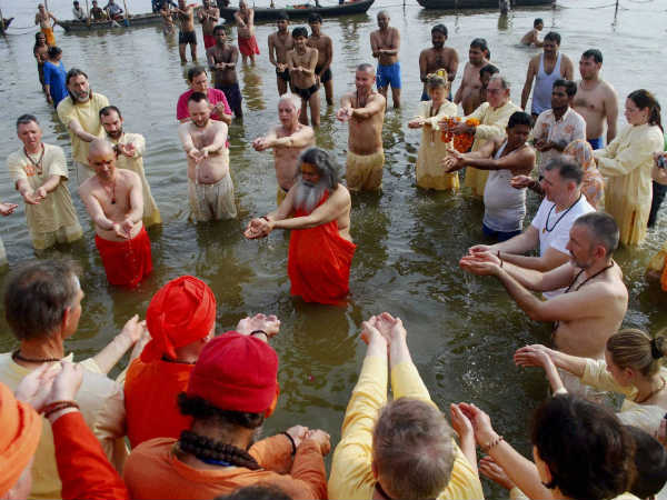 पूजा करते हुए साधु और उनके अनुसरणकर्ता