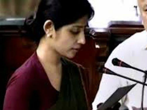 बतौर सांसद शपथ ग्रहण