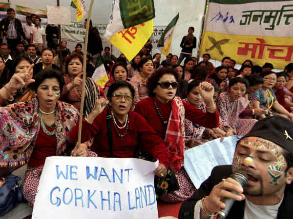 पर्टयकों और स्टूडेंट को इलाका खाली करने का फरमान