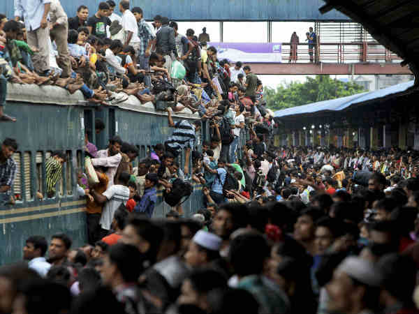 बांग्लादेश में घर जाने की होड़