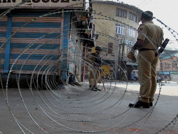 कर्फ्यू की वजह से बंद हैं शैक्षणिक संस्थान