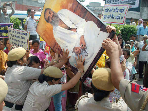 आश्रम में बुलाया