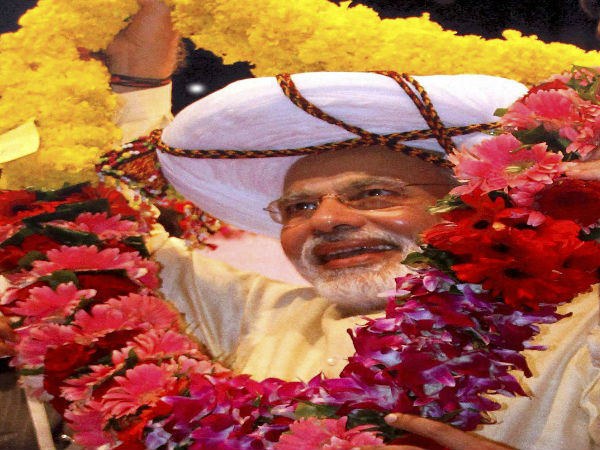 'जनता पीएम मोदी के साथ'