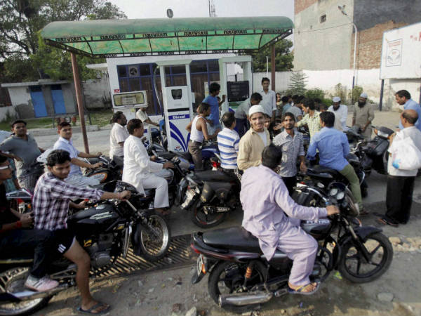 दिल्ली में घटी तेल की बिक्री