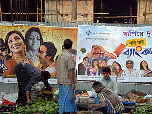 गलियों में दौड़ता बाजार