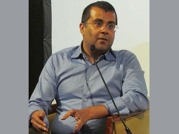 Chetan Bhagat irks Indians against Narendra Modi Chetan Bhagat irks Indians against Narendra Modi