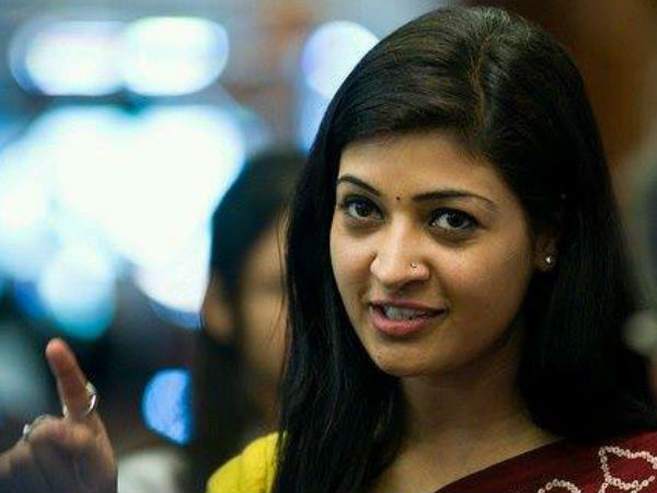 Alka Lamba, former student leader, quits Congress to join AAP Alka Lamba, former student leader, quits Congress to join AAP