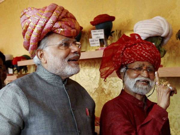 अहमदाबाद में नरेंद्र मोदी 