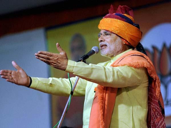 चुनावी रैली के दौरान नरेंद्र मोदी