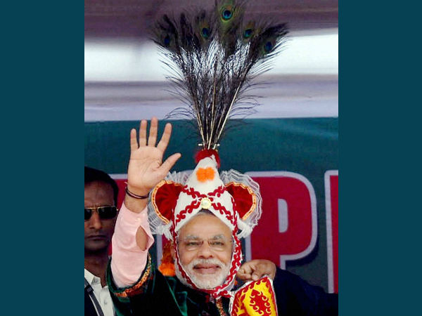 परंपरागत टोपी में नरेंद्र मोदी