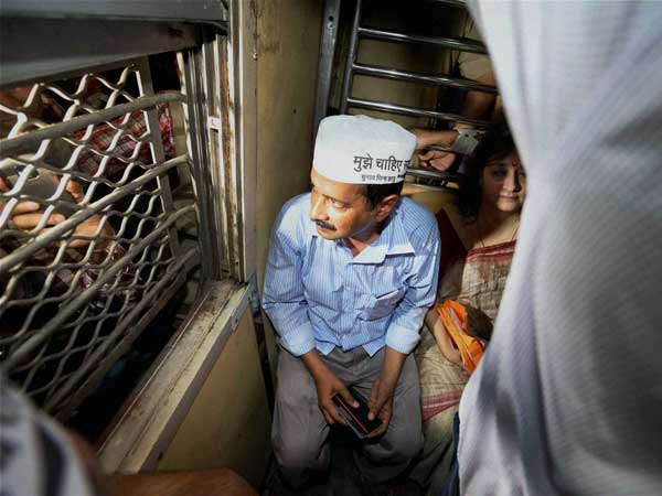 लोकल ट्रेन में अरविंद केजरीवाल