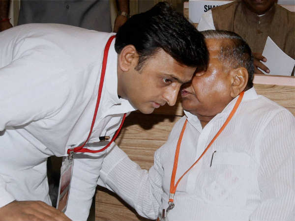 नैया अब अखिलेश के हाथ