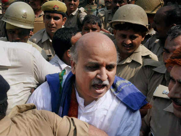 'राजनीतिक दबाव के कारण हुए चुनाव'