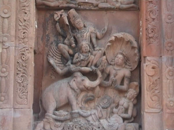 आराम की मुद्रा में भगवान