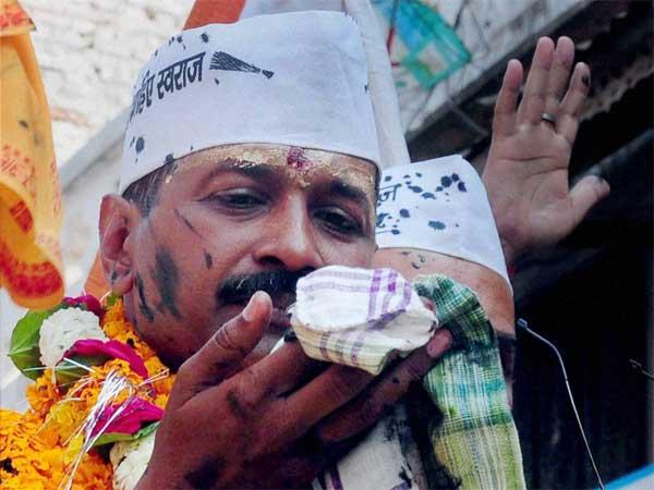 केजरीवाल पर इंक अटैक