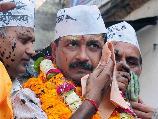 केजरीवाल पर इंक अटैक