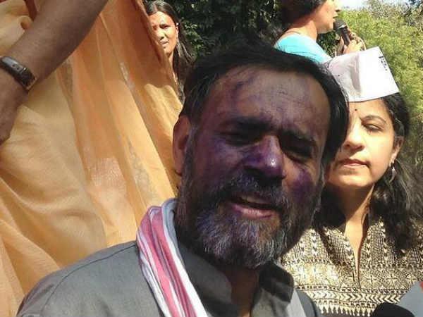 योगेंद्र यादव पर स्याही से हमला