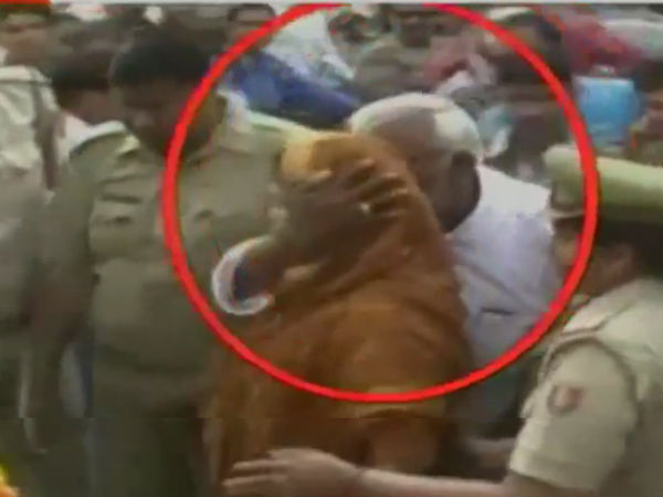 फिल्म अभिनेत्री नगमा से छेड़छाड़