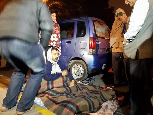 सड़क पर सोये अरविंद केजरीवाल