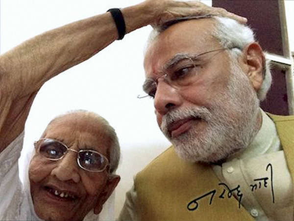 अपनी मां के साथ नरेंद्र मोदी