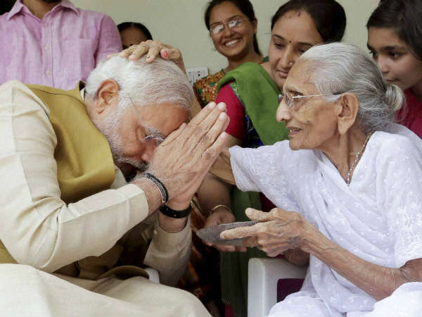 अपनी मां के साथ नरेंद्र मोदी