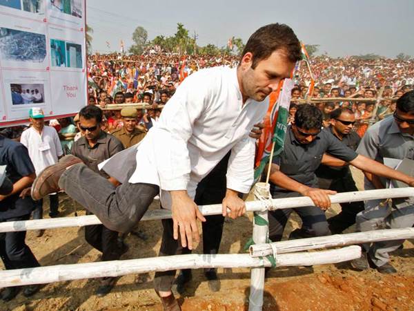 बैरीकेडिंग फांदते हुए राहुल गांधी