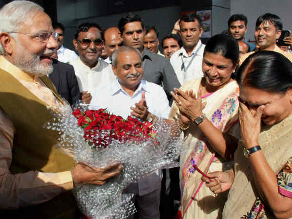 नरेंद्र मोदी ने छोड़ा मुख्यमंत्री का पद