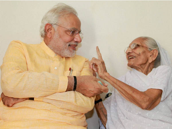 शपथ से पहले मां से हुई मोदी की मुलाकात