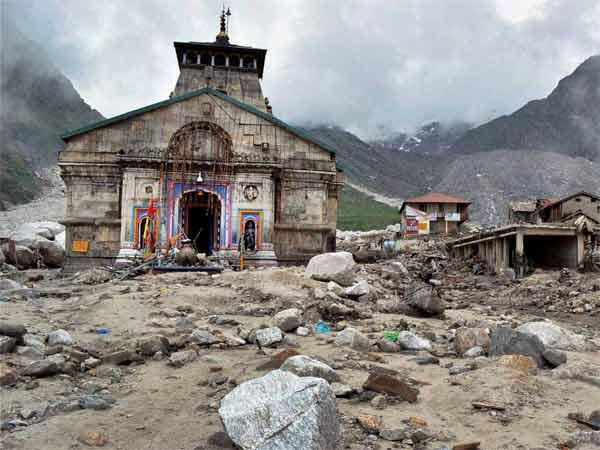 केदारनाथ मंदिर के सामने हजारों की लाश